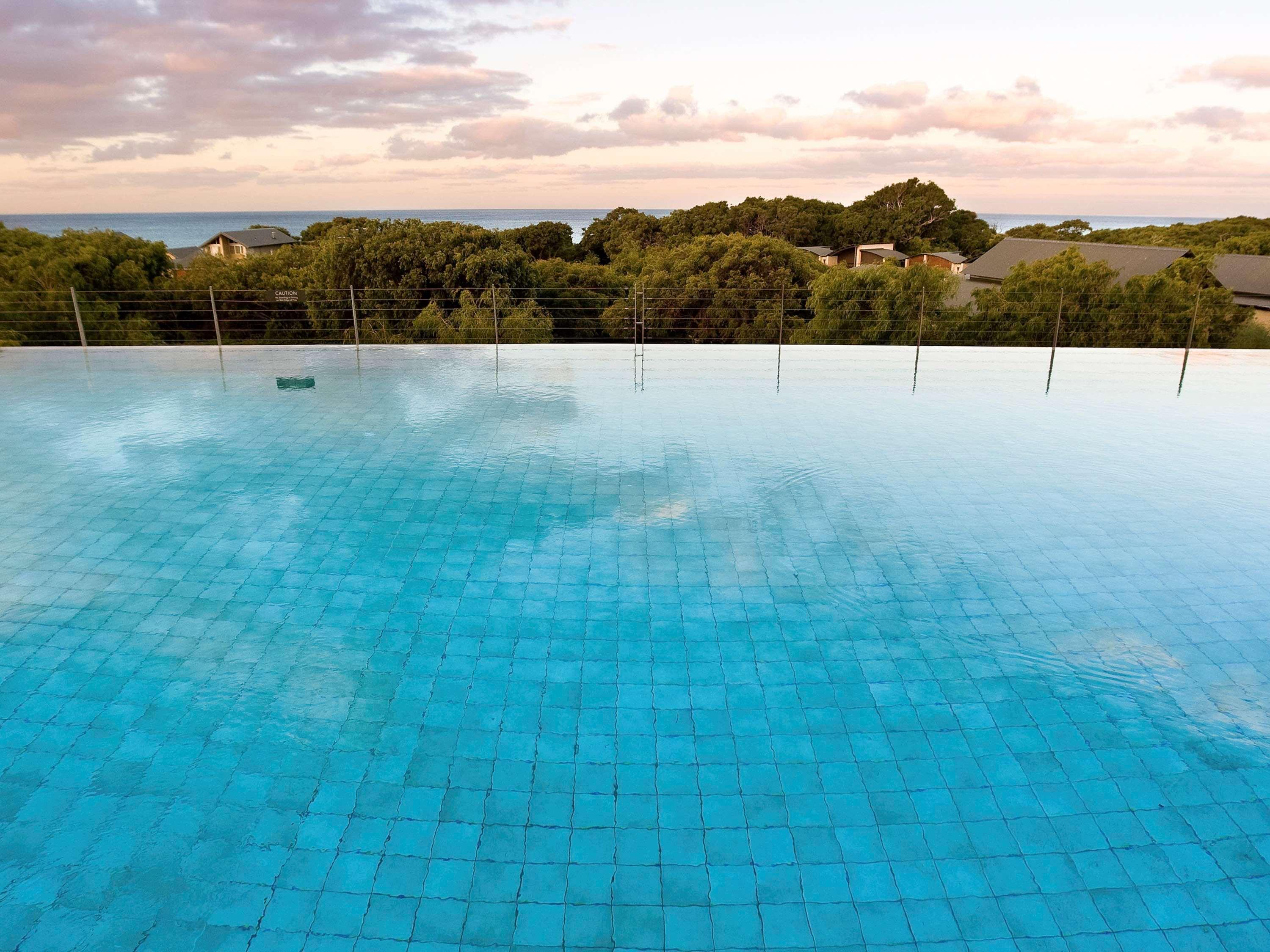 Pullman Bunker Bay Resort Margaret River Dunsborough Exterior foto Infinity pool at the Sheraton Resort, Fiji
