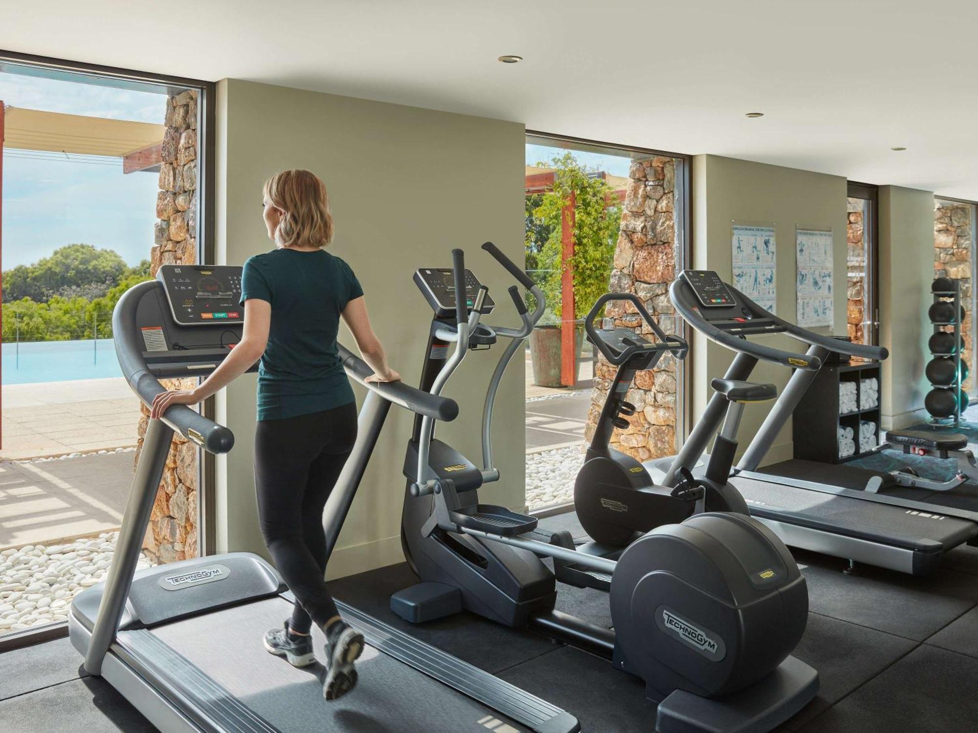 Pullman Bunker Bay Resort Margaret River Dunsborough Exterior foto A woman on a treadmill